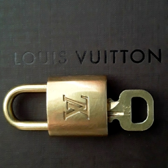 Auth LOUIS VUITTON #321 Lock & Key, Brass - Picture 9 of 17